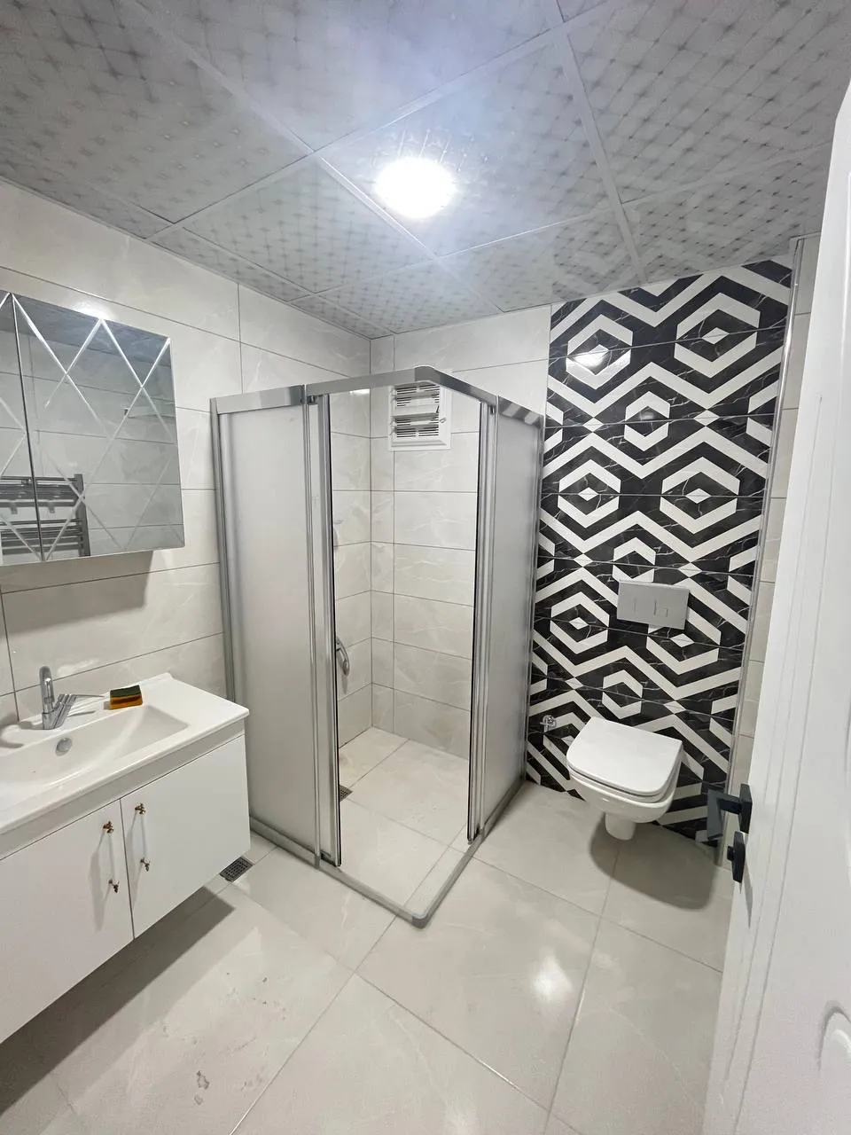 DEVELİ POLAT GAYRİMENKUL - ÇARŞI MERKEZDE CADDE ÜZERİNDE SATILIK 3+1 LÜX DAİRE