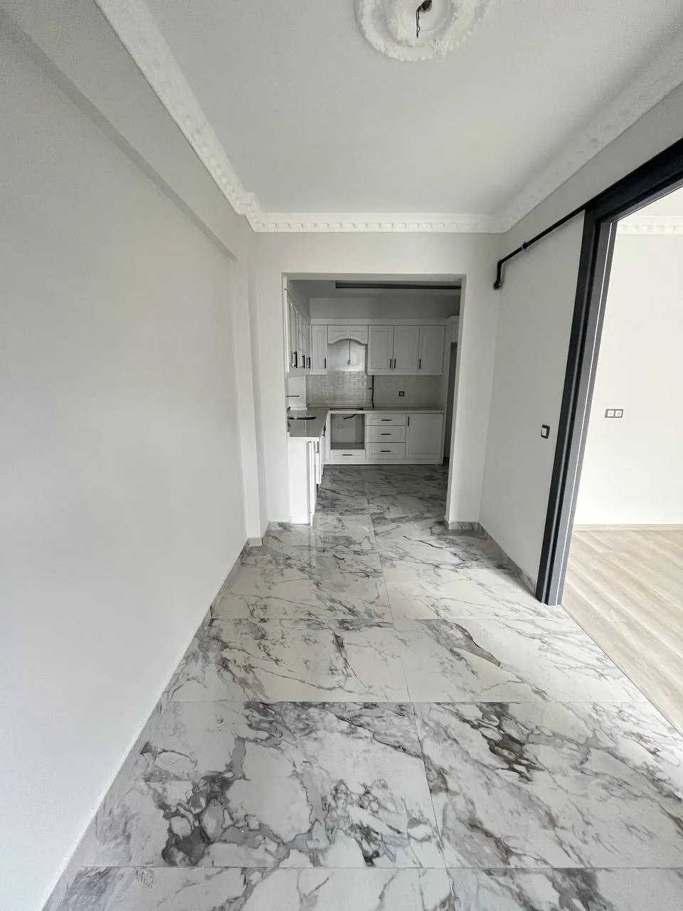DEVELİ POLAT GAYRİMENKUL - ÇARŞI MERKEZDE CADDE ÜZERİNDE SATILIK 3+1 LÜX DAİRE