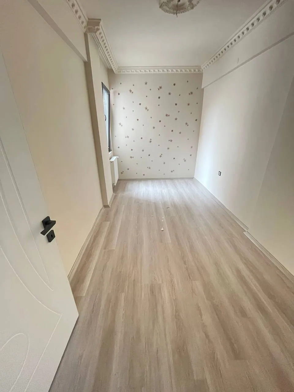 DEVELİ POLAT GAYRİMENKUL - ÇARŞI MERKEZDE CADDE ÜZERİNDE SATILIK 3+1 LÜX DAİRE