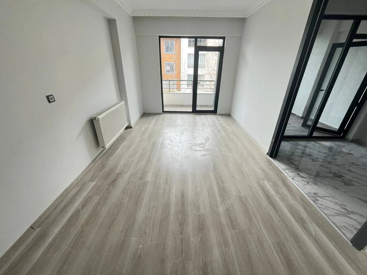 DEVELİ POLAT GAYRİMENKUL - ÇARŞI MERKEZDE CADDE ÜZERİNDE SATILIK 3+1 LÜX DAİRE