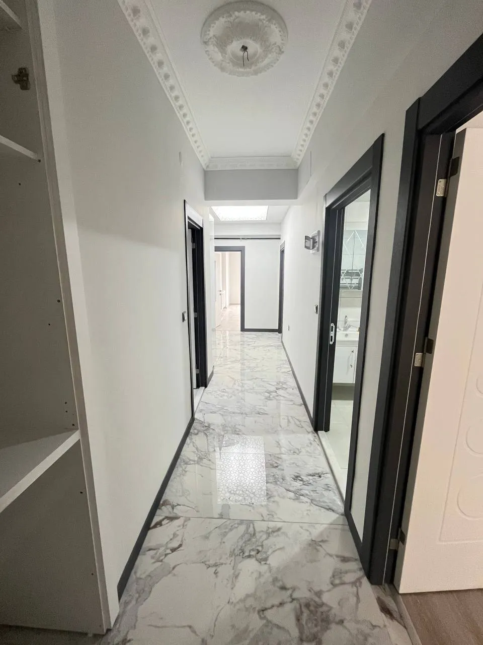 DEVELİ POLAT GAYRİMENKUL - ÇARŞI MERKEZDE CADDE ÜZERİNDE SATILIK 3+1 LÜX DAİRE