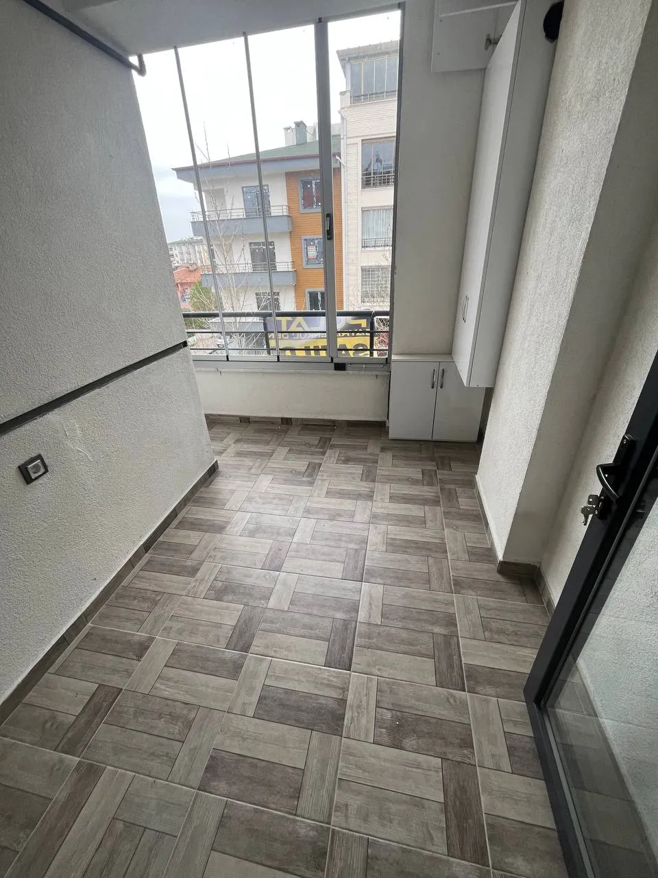 DEVELİ POLAT GAYRİMENKUL - ÇARŞI MERKEZDE CADDE ÜZERİNDE SATILIK 3+1 LÜX DAİRE