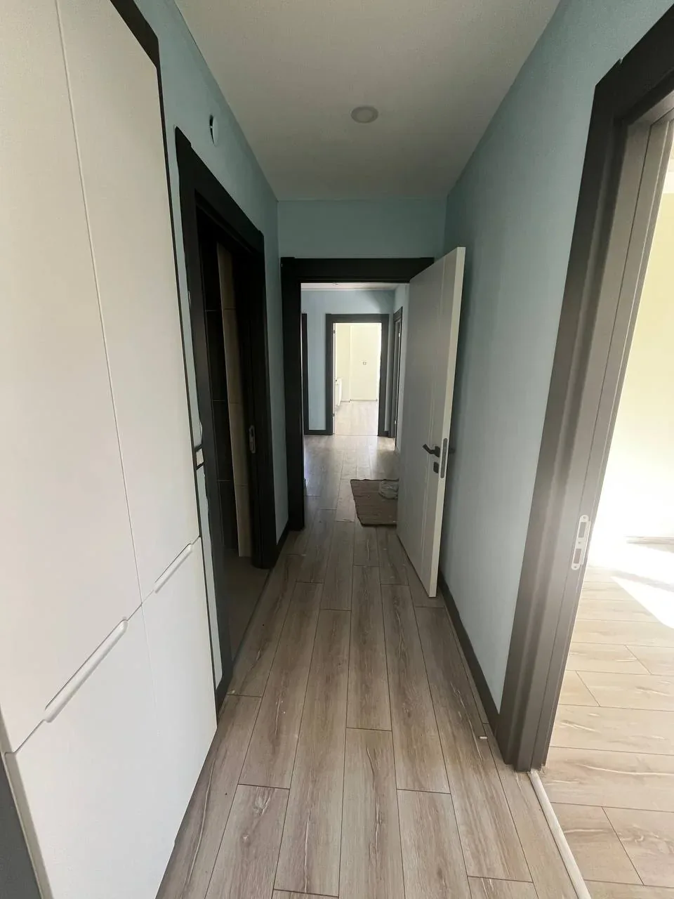 DEVELİ POLAT GAYRİMENKUL - ÇARŞI MERKEZDE GENİŞ KİRALIK DAİRE