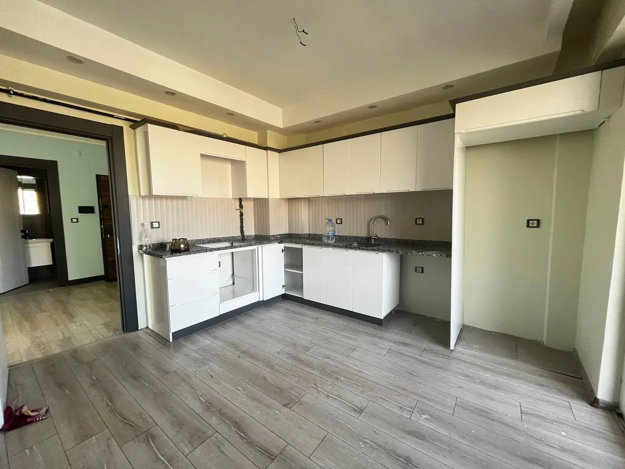 DEVELİ POLAT GAYRİMENKUL - ÇARŞI MERKEZDE GENİŞ KİRALIK DAİRE