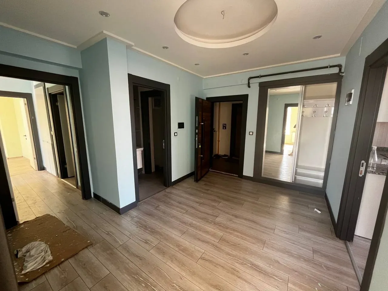 DEVELİ POLAT GAYRİMENKUL - ÇARŞI MERKEZDE GENİŞ KİRALIK DAİRE