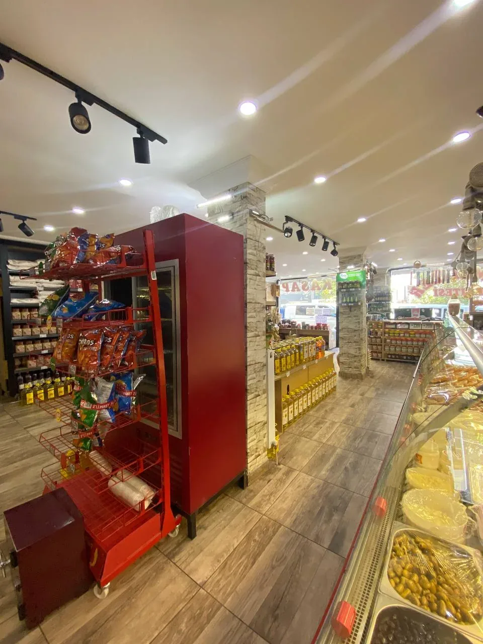DEVELİ POLAT GAYRİMENKUL - ÇARŞI MERKEZDE KİRA GETİRİSİ YÜKSEK GENİŞ SATILIK DÜKKAN
