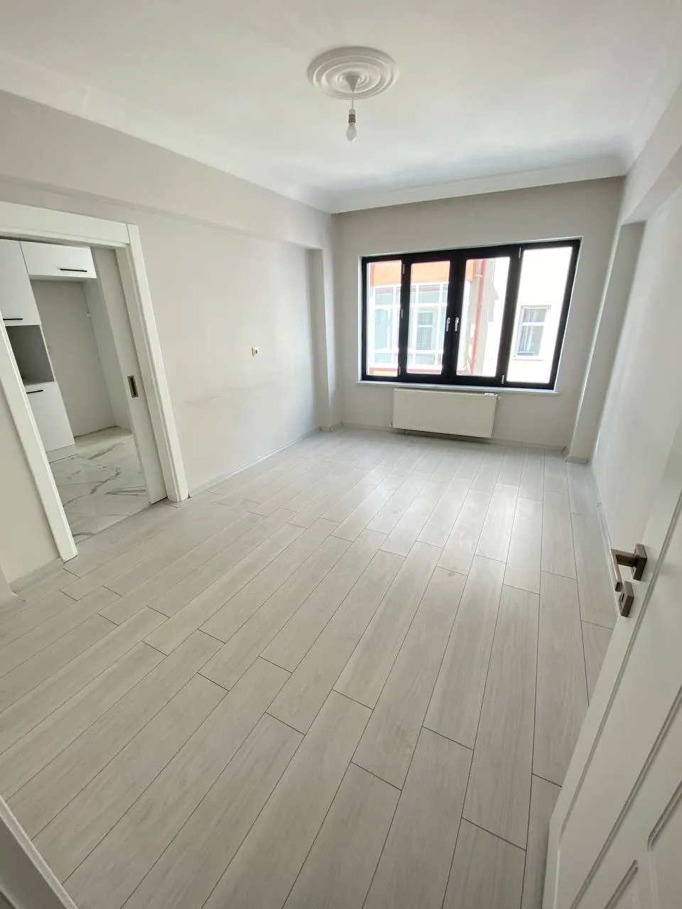 DEVELİ POLAT GAYRİMENKUL-ÇARŞI MERKEZDE KİRALIK 1+1 DAİRE VE 2 ADET OFİS