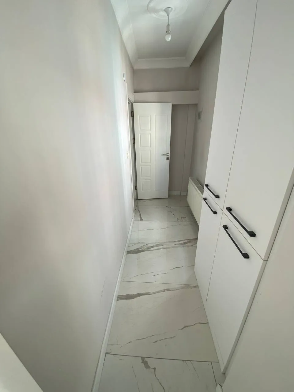 DEVELİ POLAT GAYRİMENKUL-ÇARŞI MERKEZDE KİRALIK 1+1 DAİRE VE 2 ADET OFİS