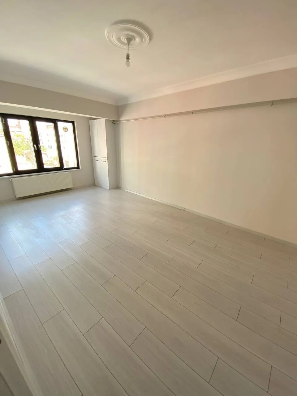DEVELİ POLAT GAYRİMENKUL-ÇARŞI MERKEZDE KİRALIK 1+1 DAİRE VE 2 ADET OFİS