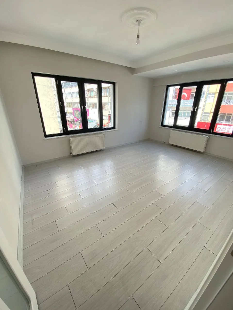 DEVELİ POLAT GAYRİMENKUL-ÇARŞI MERKEZDE KİRALIK 1+1 DAİRE VE 2 ADET OFİS