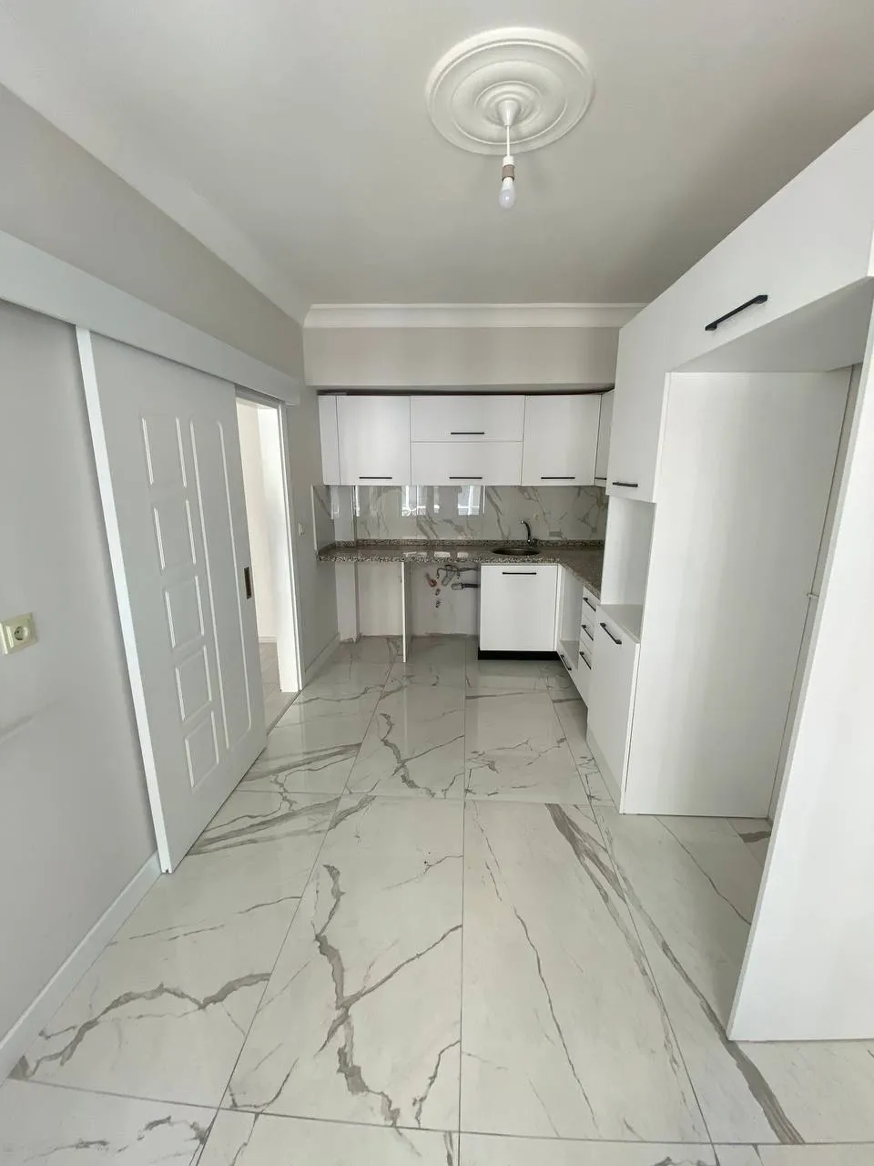 DEVELİ POLAT GAYRİMENKUL-ÇARŞI MERKEZDE KİRALIK 1+1 DAİRE VE 2 ADET OFİS