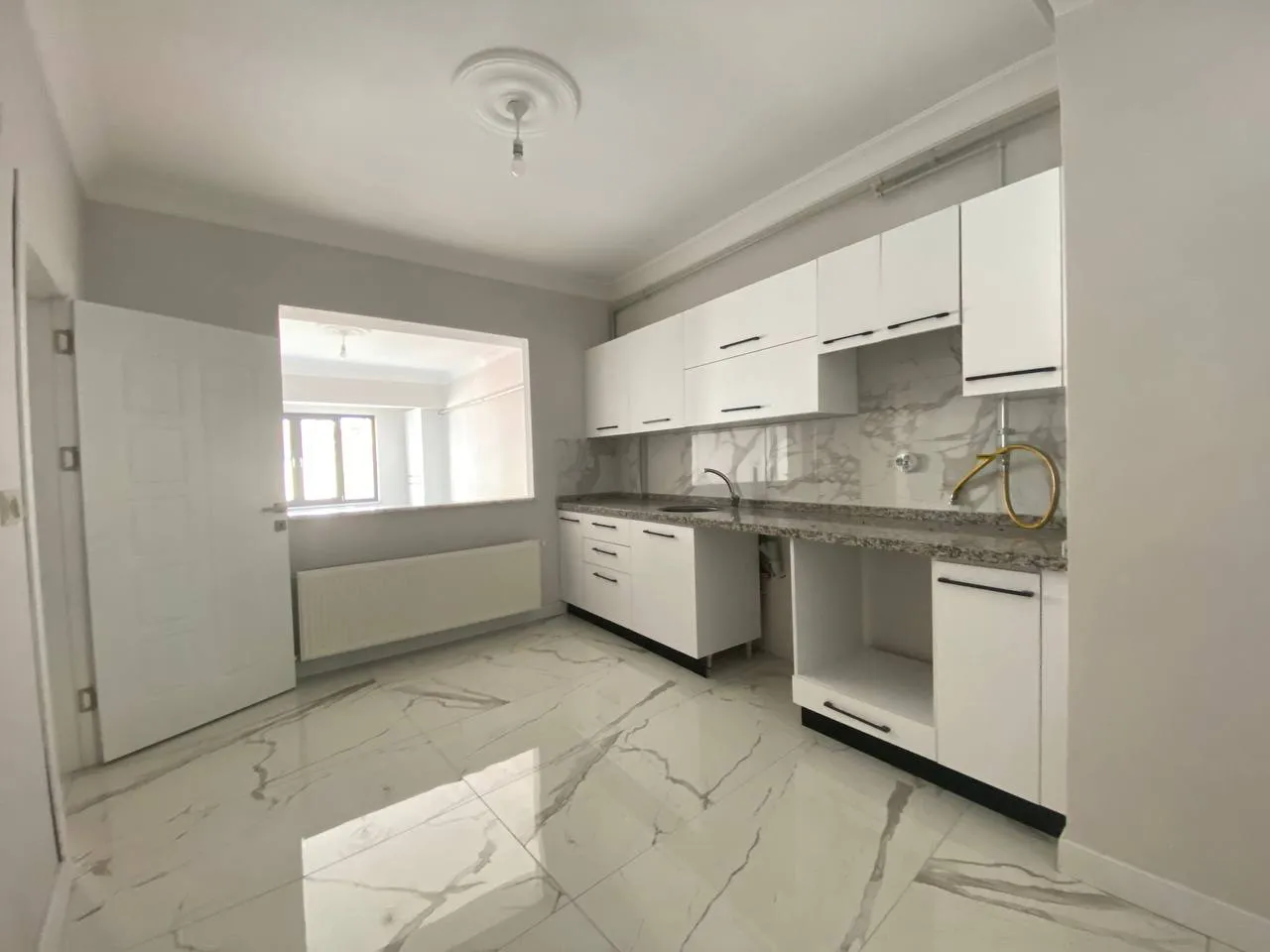 DEVELİ POLAT GAYRİMENKUL-ÇARŞI MERKEZDE KİRALIK 1+1 DAİRE VE 2 ADET OFİS