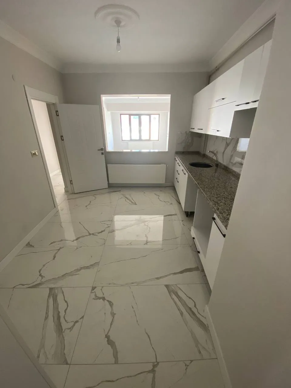 DEVELİ POLAT GAYRİMENKUL-ÇARŞI MERKEZDE KİRALIK 1+1 DAİRE VE 2 ADET OFİS