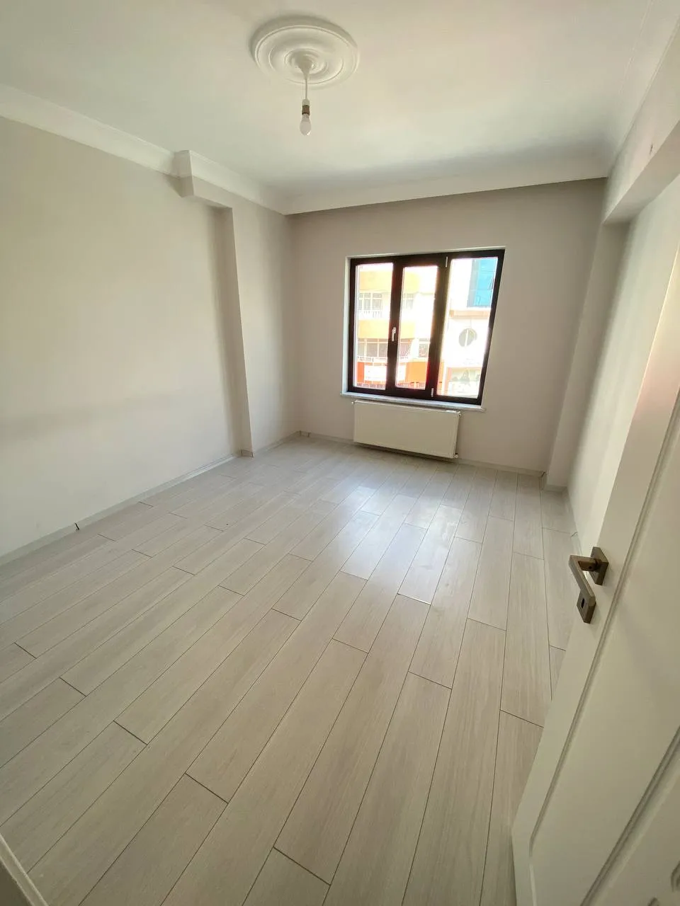DEVELİ POLAT GAYRİMENKUL-ÇARŞI MERKEZDE KİRALIK 1+1 DAİRE VE 2 ADET OFİS