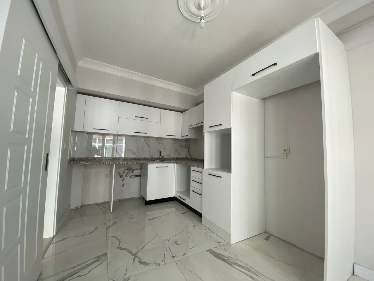 DEVELİ POLAT GAYRİMENKUL-ÇARŞI MERKEZDE KİRALIK 1+1 DAİRE VE 2 ADET OFİS