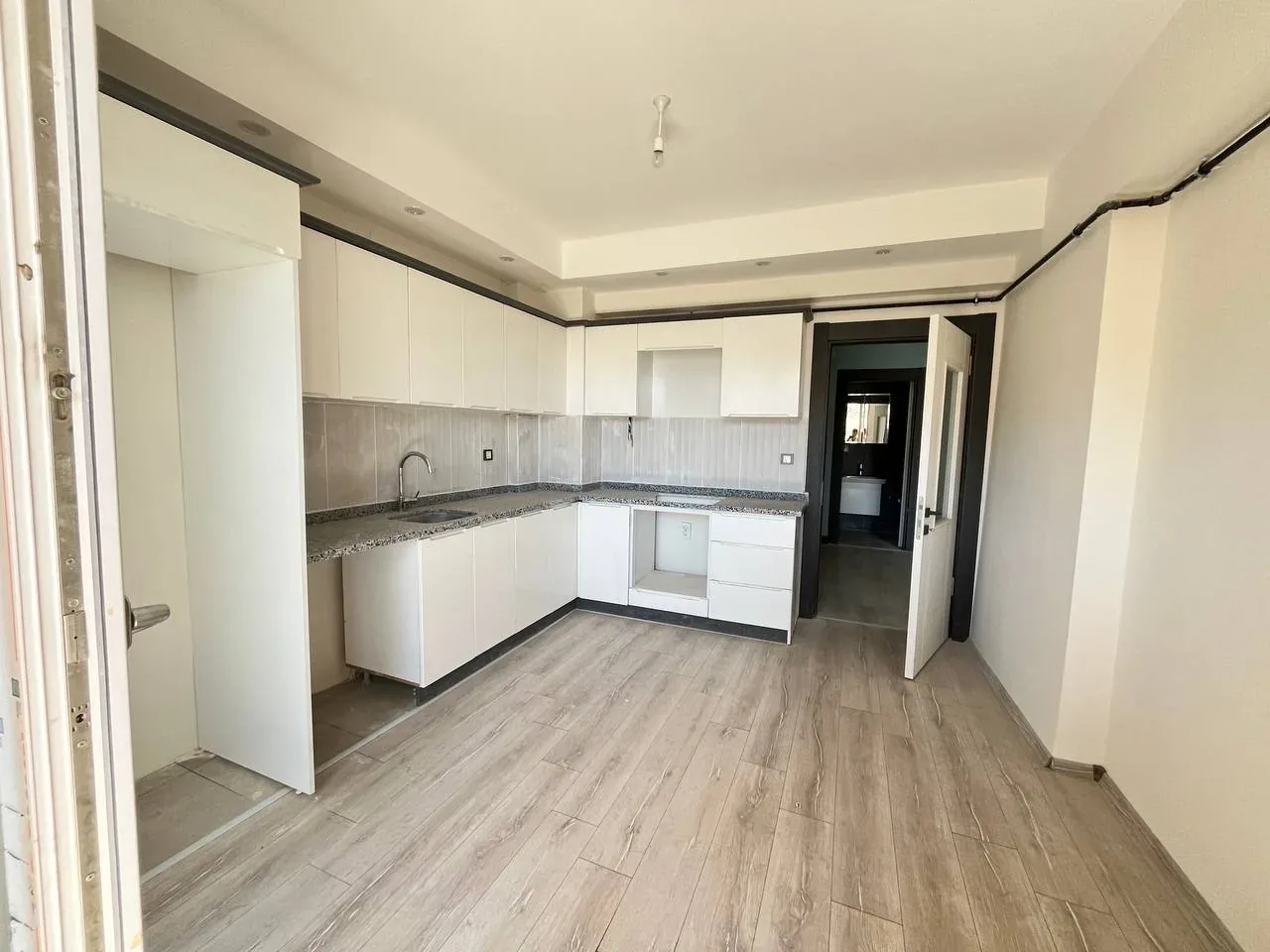  DEVELİ POLAT GAYRİMENKUL-ÇARŞI MERKEZDE MEVKİİNDE SATILIK GENİŞ LÜX DAİRE