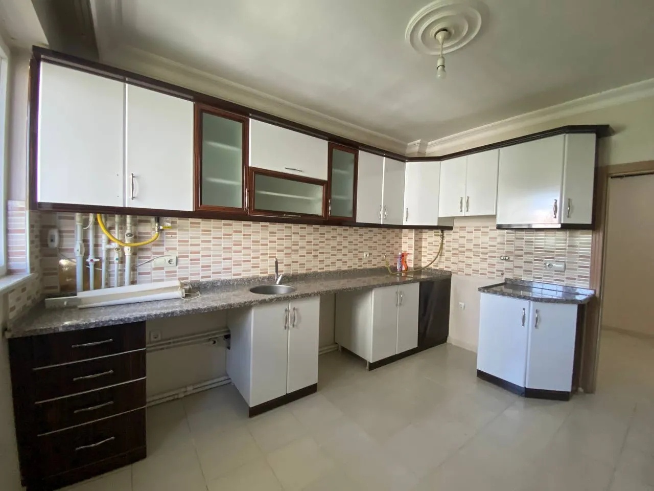 DEVELİ POLAT GAYRİMENKUL-ÇARŞI MERKEZDE SATILIK ARA KAT FIRSAT DAİRE