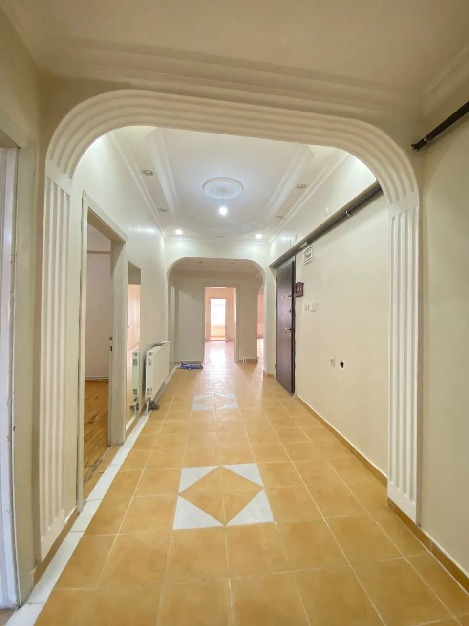 DEVELİ POLAT GAYRİMENKUL-ÇARŞI MERKEZDE YILIN FIRSATI KAÇMAZ SATILIK DAİRE