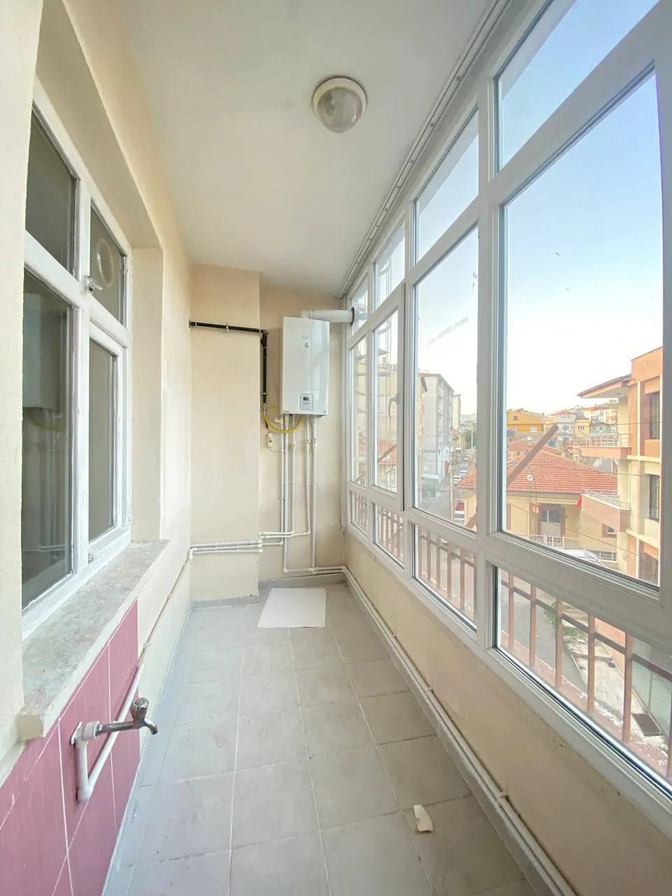 DEVELİ POLAT GAYRİMENKUL-ÇARŞI MERKEZDE YILIN FIRSATI KAÇMAZ SATILIK DAİRE