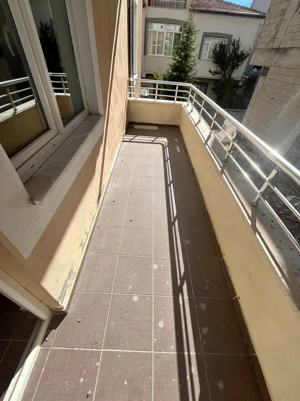 DEVELİ POLAT GAYRİMENKUL - ÇARŞI MERKEZDE SATILIK BAKIMLI DAİRE