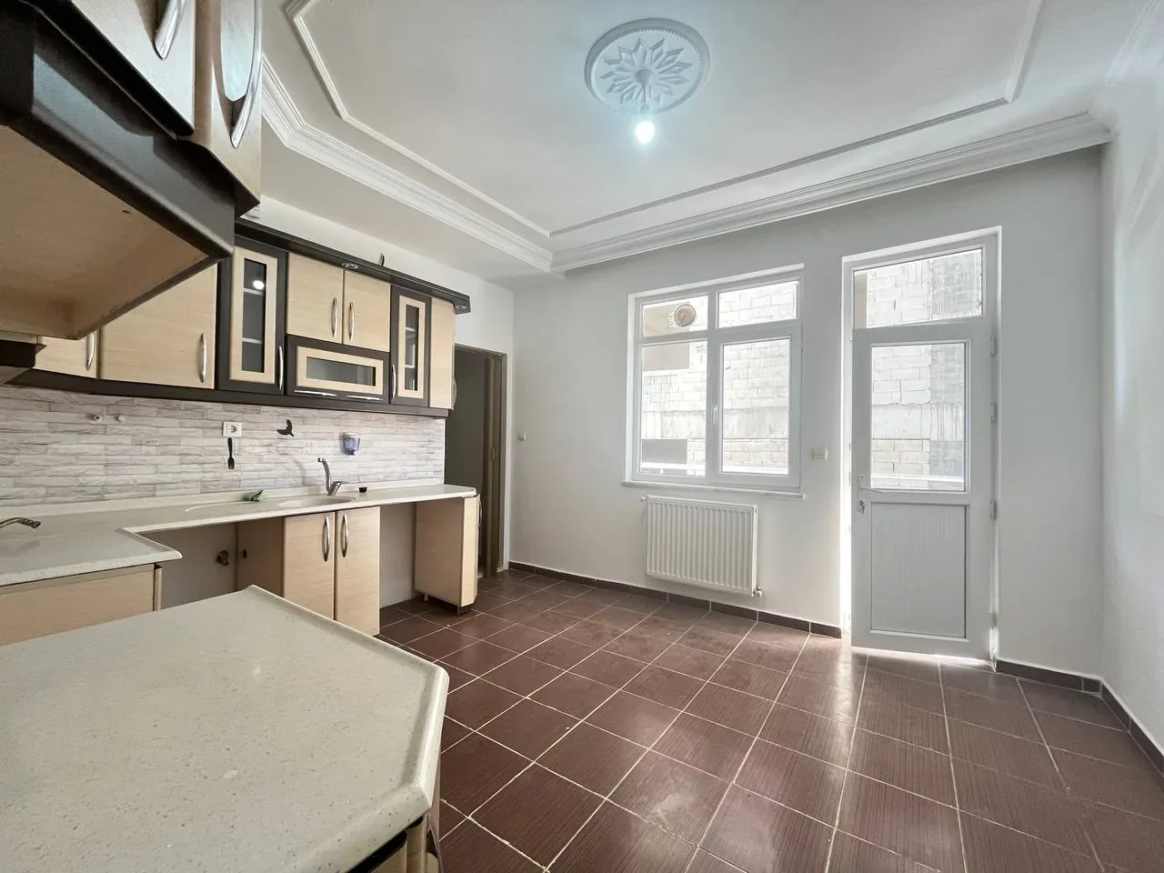 DEVELİ POLAT GAYRİMENKUL - ÇARŞI MERKEZDE SATILIK BAKIMLI DAİRE