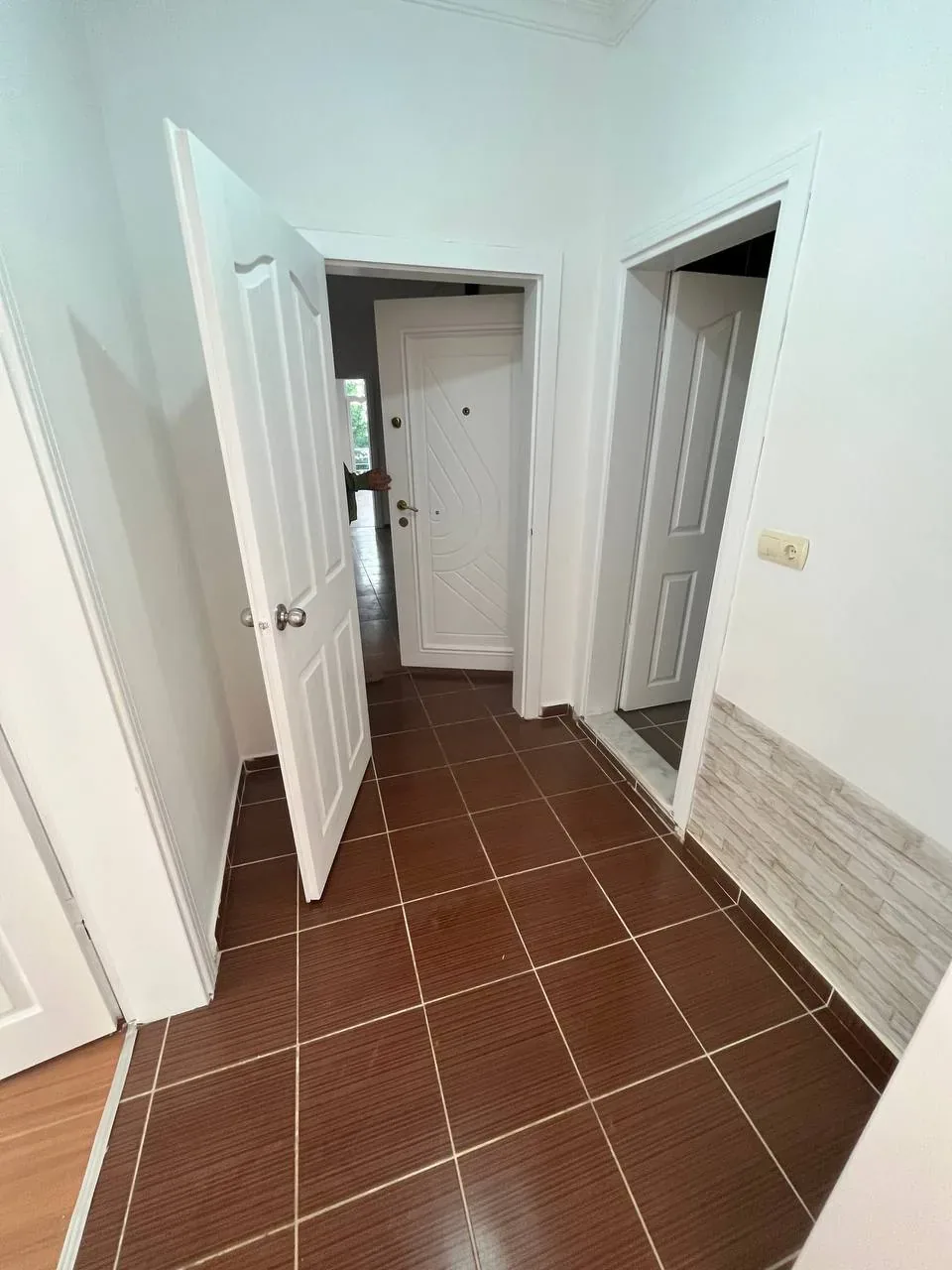DEVELİ POLAT GAYRİMENKUL - ÇARŞI MERKEZDE SATILIK BAKIMLI DAİRE