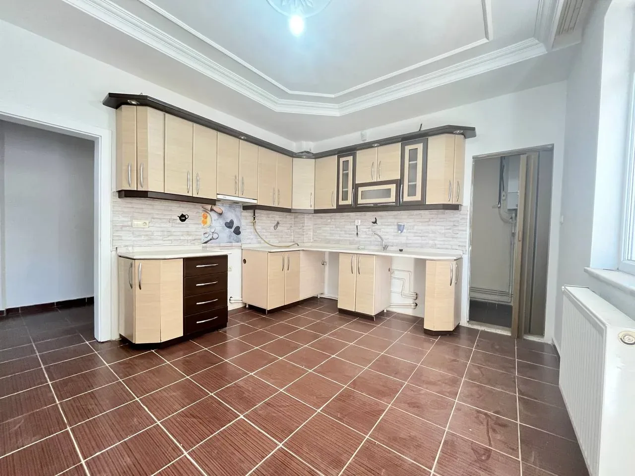 DEVELİ POLAT GAYRİMENKUL - ÇARŞI MERKEZDE SATILIK BAKIMLI DAİRE