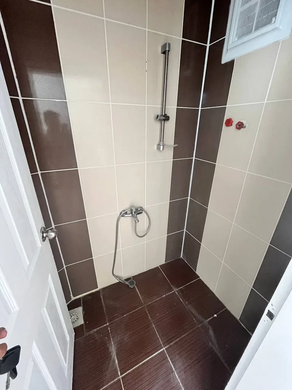 DEVELİ POLAT GAYRİMENKUL - ÇARŞI MERKEZDE SATILIK BAKIMLI DAİRE
