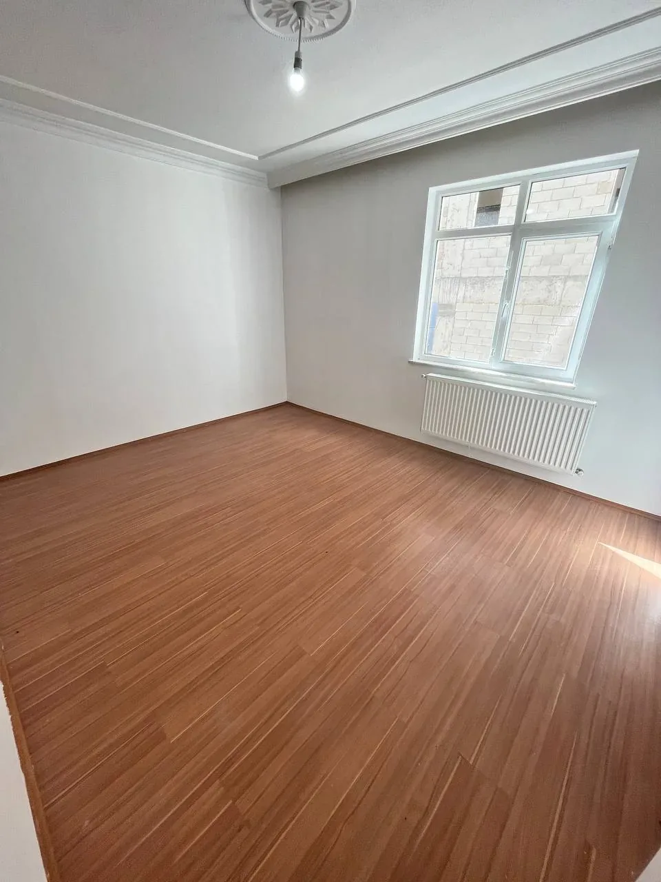 DEVELİ POLAT GAYRİMENKUL - ÇARŞI MERKEZDE SATILIK BAKIMLI DAİRE