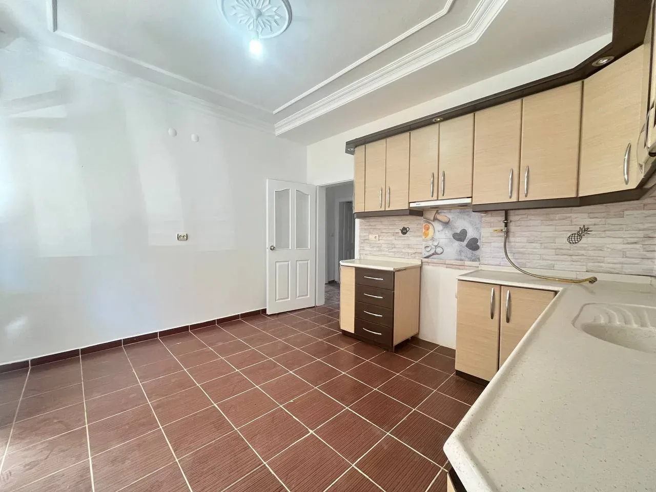 DEVELİ POLAT GAYRİMENKUL - ÇARŞI MERKEZDE SATILIK BAKIMLI DAİRE