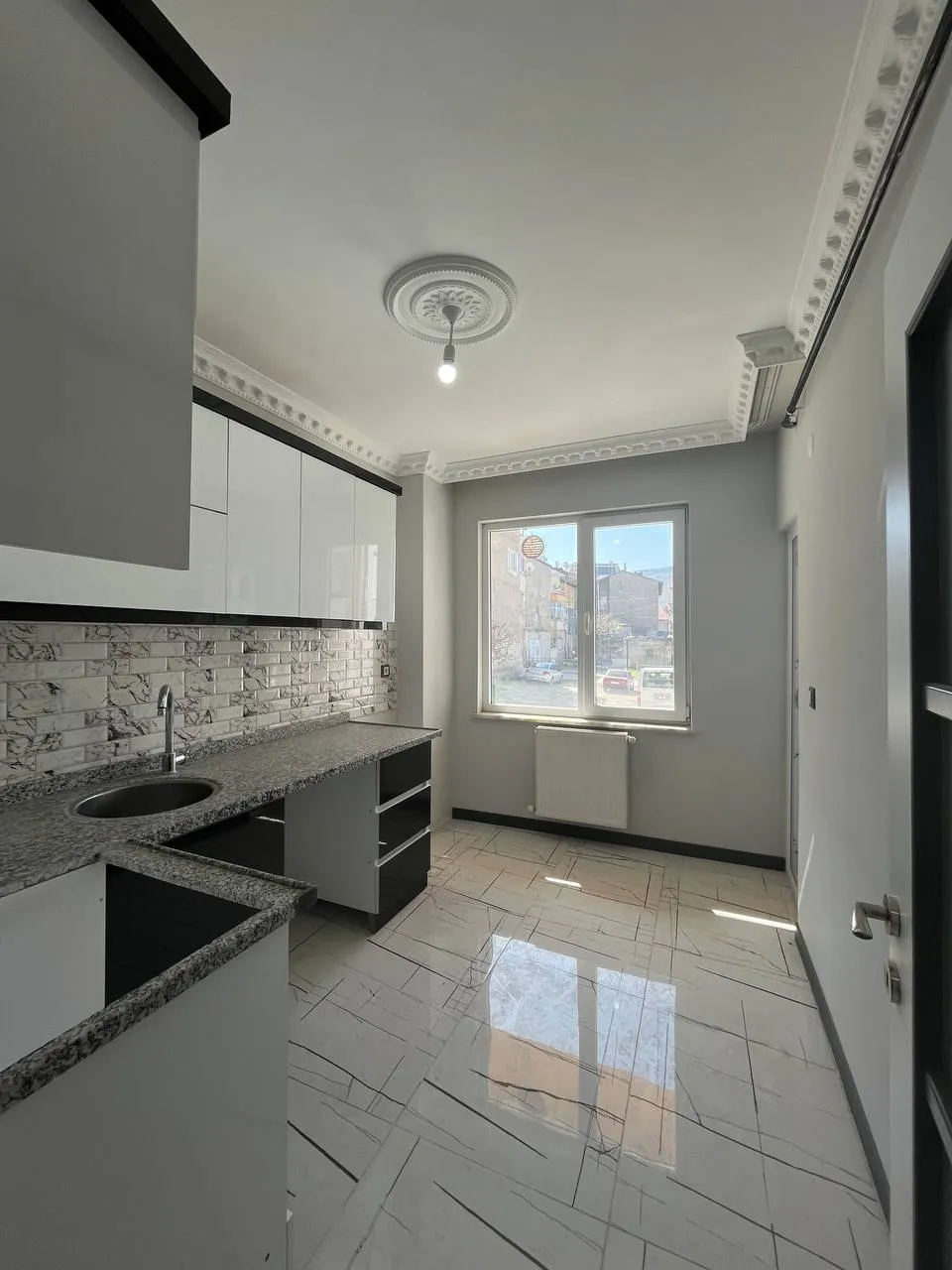DEVELİ POLAT GAYRİMENKUL-ÇARŞI MERKEZDE SATILIK LÜX DAİRE