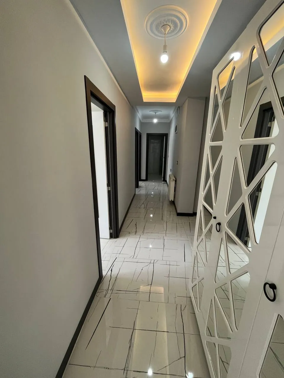 DEVELİ POLAT GAYRİMENKUL-ÇARŞI MERKEZDE SATILIK LÜX DAİRE