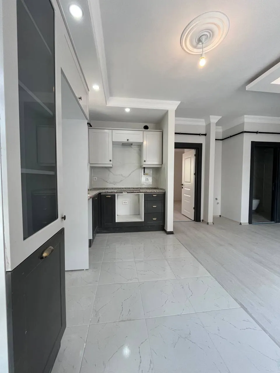 DEVELİ POLAT GAYRİMENKUL-ÇARŞI MERKEZDE SATILIK LÜX DAİRE