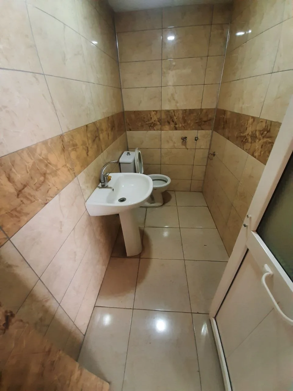DEVELİ POLAT GAYRİMENKUL-ÇARŞI MERKEZE YAKIN DAİRE FİYATINA SATILIK DÜKKAN