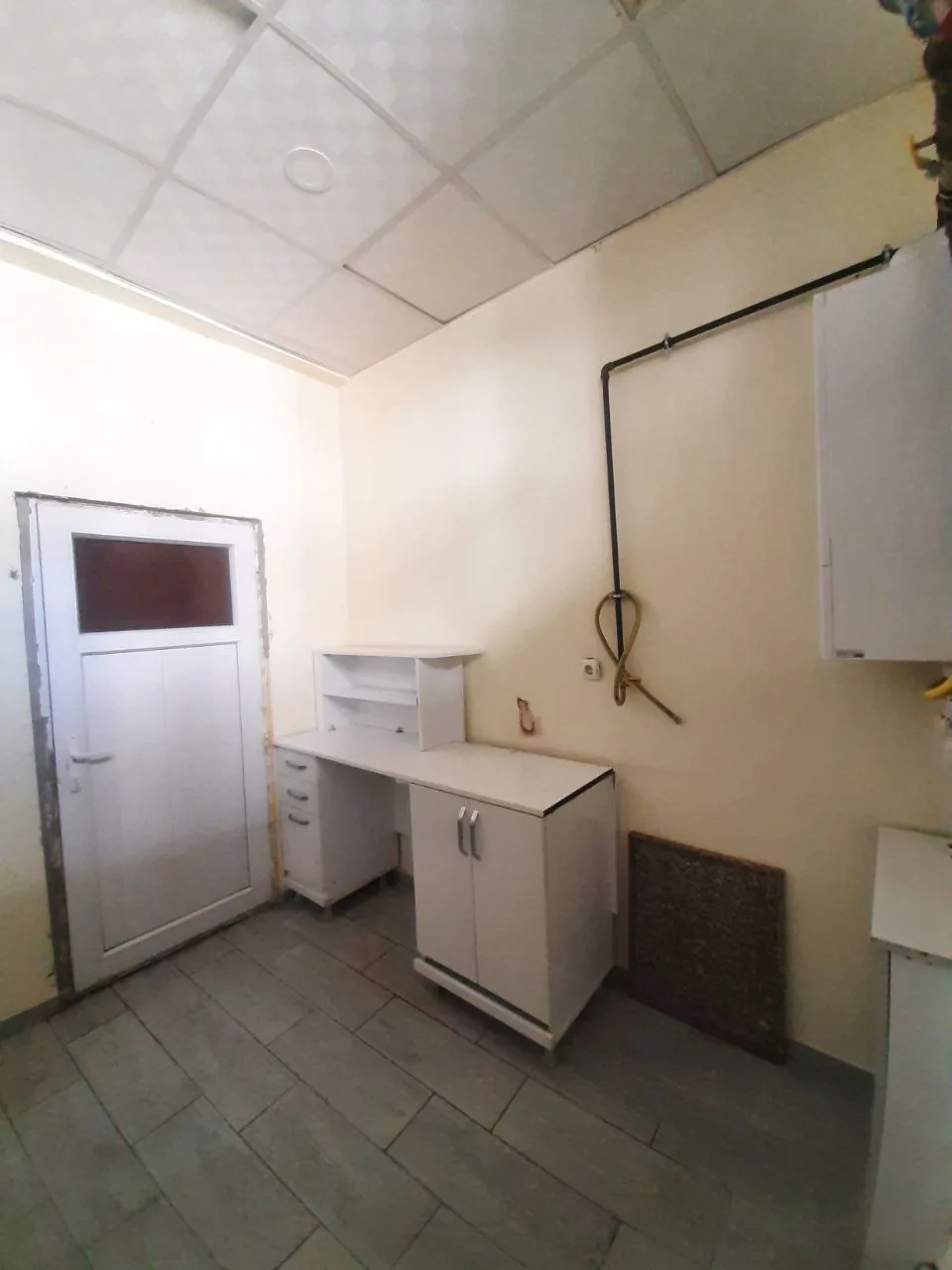 DEVELİ POLAT GAYRİMENKUL-ÇARŞI MERKEZE YAKIN DAİRE FİYATINA SATILIK DÜKKAN