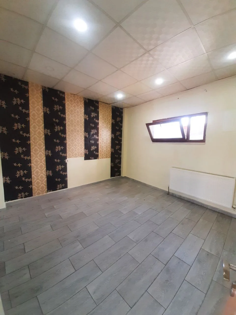 DEVELİ POLAT GAYRİMENKUL-ÇARŞI MERKEZE YAKIN DAİRE FİYATINA SATILIK DÜKKAN