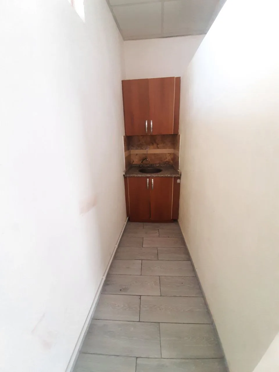 DEVELİ POLAT GAYRİMENKUL-ÇARŞI MERKEZE YAKIN DAİRE FİYATINA SATILIK DÜKKAN