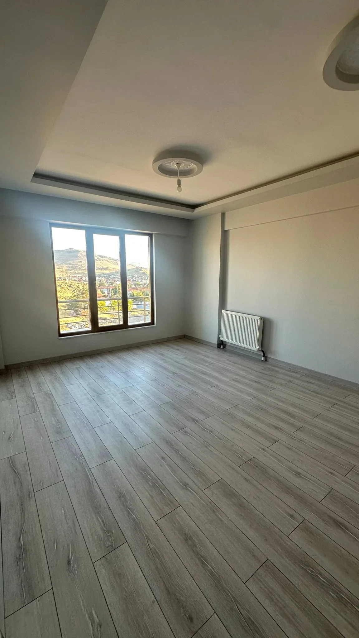DEVELİ POLAT GAYRİMENKUL - ÇARŞI MERKEZE YAKIN KİRALIK BAKIMLI DAİRE