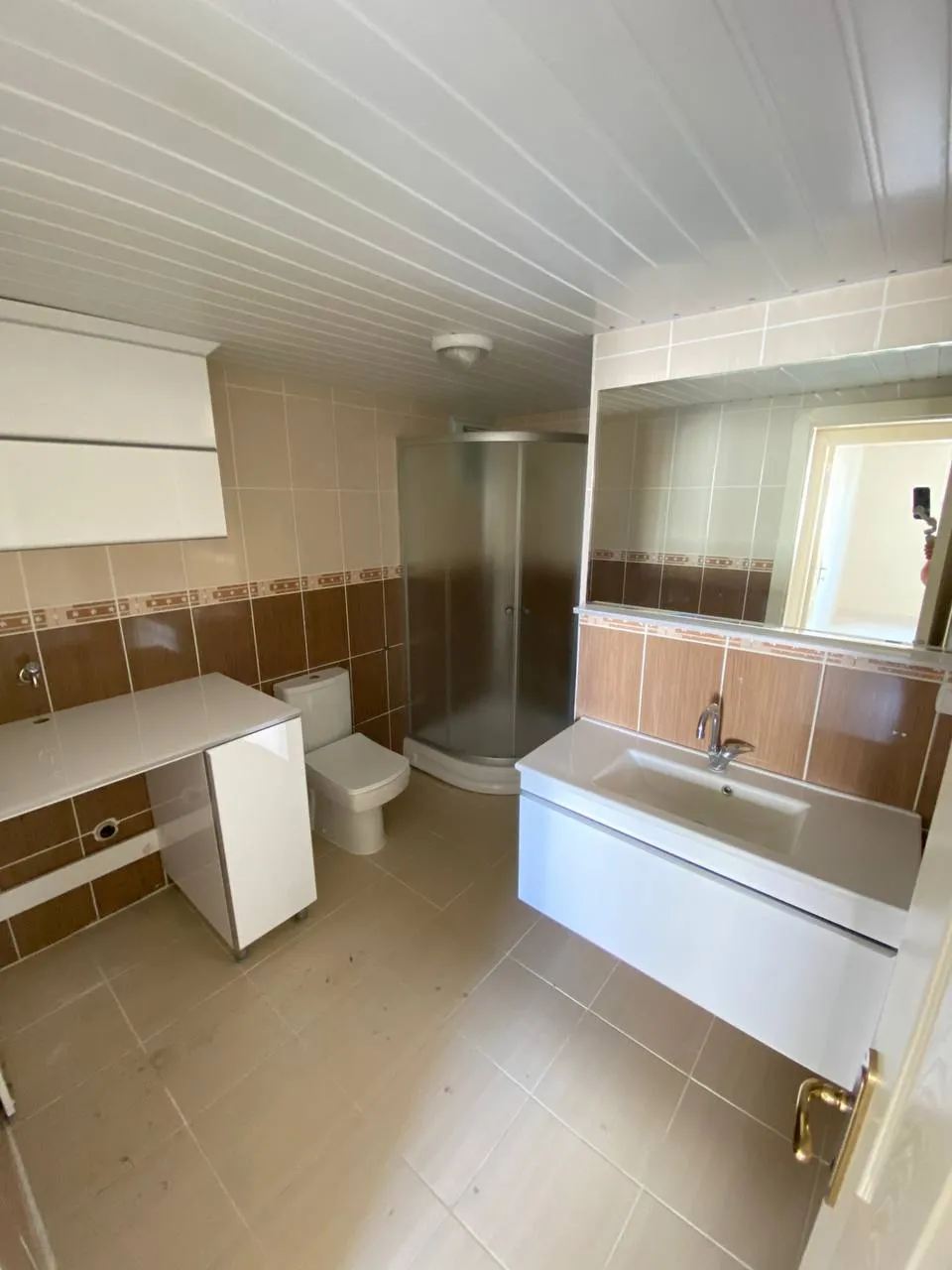 DEVELİ POLAT GAYRİMENKUL - ELBİZ CAD. ÜZERİNDE KAÇMAZ KONUMDA SATILIK GENİŞ DAİRE