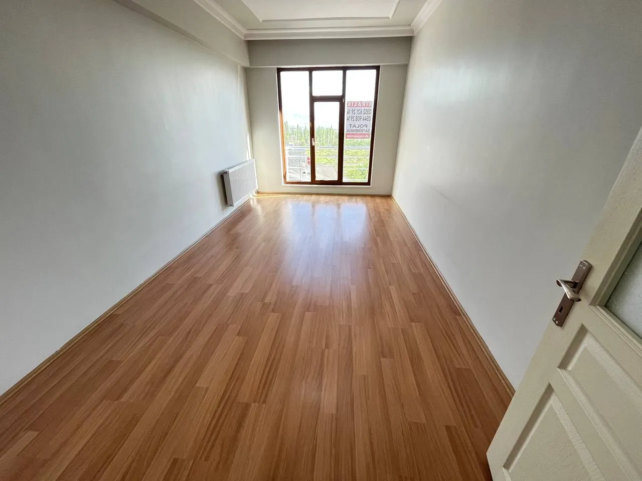 DEVELİ POLAT GAYRİMENKUL - ELBİZ CAD. ÜZERİNDE KİRALIK GENİŞ BAKIMLI GÜNEY CEPHELİ DAİRE
