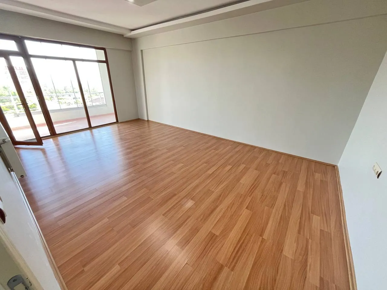 DEVELİ POLAT GAYRİMENKUL - ELBİZ CAD. ÜZERİNDE KİRALIK GENİŞ BAKIMLI GÜNEY CEPHELİ DAİRE