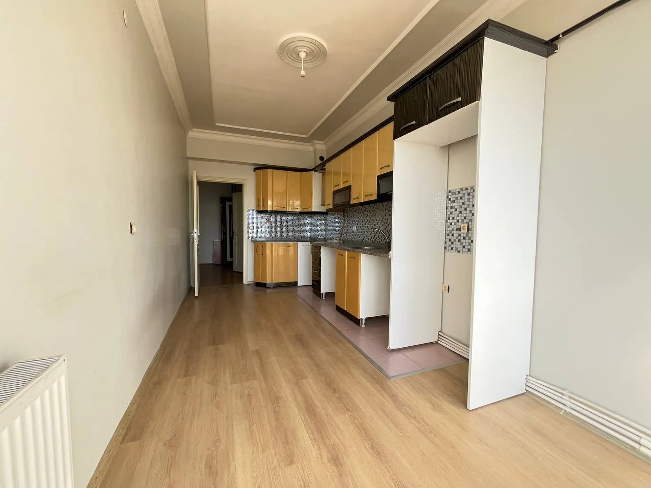 DEVELİ POLAT GAYRİMENKUL - ELBİZ CAD. ÜZERİNDE KİRALIK GENİŞ BAKIMLI GÜNEY CEPHELİ DAİRE