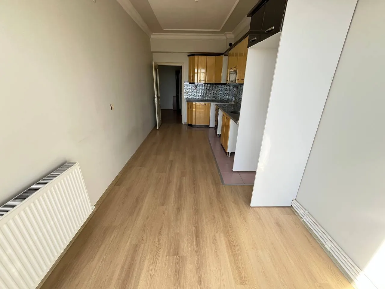 DEVELİ POLAT GAYRİMENKUL - ELBİZ CAD. ÜZERİNDE KİRALIK GENİŞ BAKIMLI GÜNEY CEPHELİ DAİRE