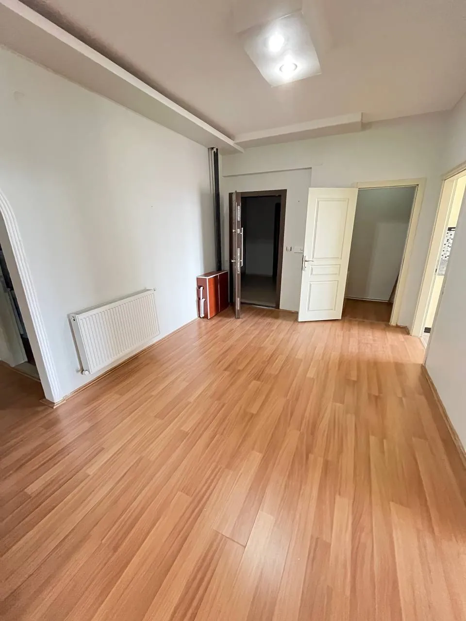 DEVELİ POLAT GAYRİMENKUL - ELBİZ CAD. ÜZERİNDE KİRALIK GENİŞ BAKIMLI GÜNEY CEPHELİ DAİRE