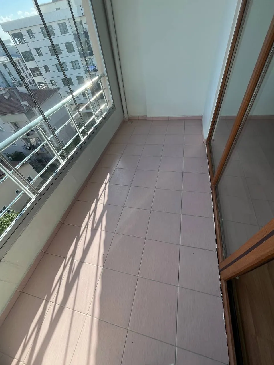 DEVELİ POLAT GAYRİMENKUL - ELBİZ CAD. ÜZERİNDE KİRALIK GENİŞ BAKIMLI GÜNEY CEPHELİ DAİRE