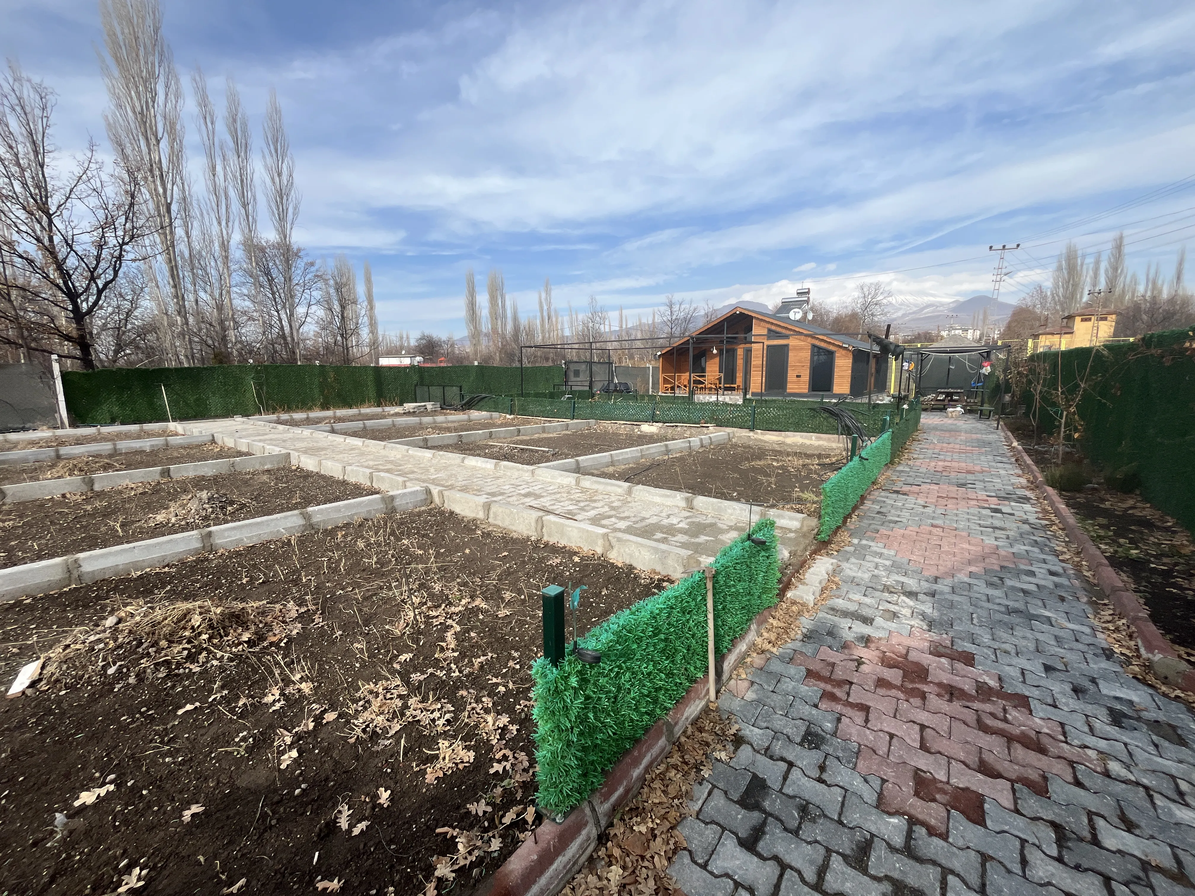 DEVELİ POLAT GAYRİMENKUL - ELBİZ'DE, ULTRA LÜX DİZAYN EDİLMİŞ HAVUZLU BUNGALOV YAŞAM ALANI