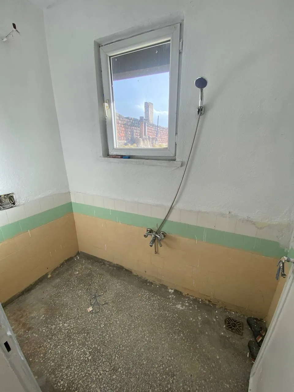 DEVELİ POLAT GAYRİMENKUL - FENESEAŞAĞI MAH. CADDE ÜZERİNDE SATILIK DAİRE.