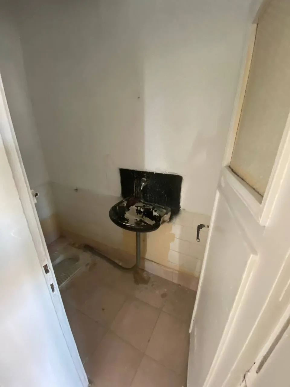 DEVELİ POLAT GAYRİMENKUL - FENESEAŞAĞI MAH. CADDE ÜZERİNDE SATILIK DAİRE.