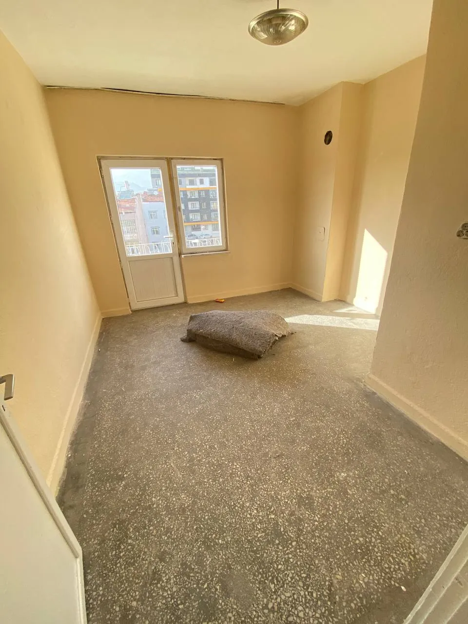 DEVELİ POLAT GAYRİMENKUL - FENESEAŞAĞI MAH. CADDE ÜZERİNDE SATILIK DAİRE.