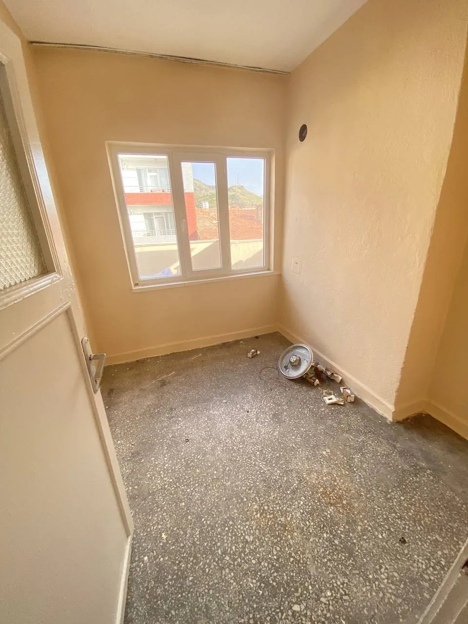 DEVELİ POLAT GAYRİMENKUL - FENESEAŞAĞI MAH. CADDE ÜZERİNDE SATILIK DAİRE.